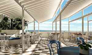En utendørs restaurant med hvite pergolaer og havutsikt. Bord og stoler er plassert på et rutete gulv, og planter bidrar til en innbydende atmosfære. (AI-generert tekst)