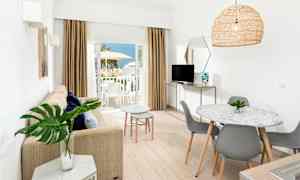 Lyst innredet leilighet med åpen planløsning og balkong med utsikt. (AI-generert tekst)