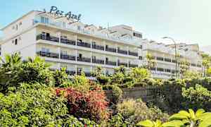 Leilighetsbygg omgitt av grøntområder. (AI-generert tekst)