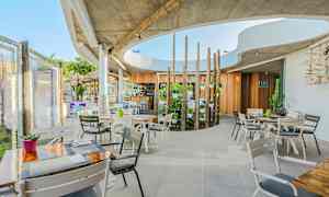 En moderne utendørs servering med tre- og betongdetaljer. (AI-generert tekst)