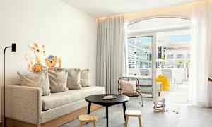 Moderne stue med sofabord, sofa og utsikt mot en terrasse. (AI-generert tekst)