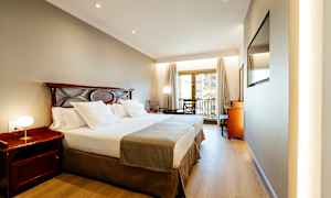 Hotellrom med dobbeltseng og balkong. (AI-generert tekst)