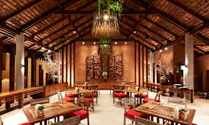 En elegant restaurant med tremøbler og varm belysning. Stolene har røde puter, og det finnes veggdekorasjoner samt hengende lys med grønt. (AI-generert tekst)