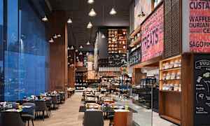 Bilde av en stilfull restaurant med dekkede bord, moderne møbler og fargerike veggdekorasjoner. (AI-generert tekst)