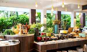 Buffetbord med forskjellige matalternativer og dekorasjoner, plassert i en åpen og lys atmosfære. (AI-generert tekst)