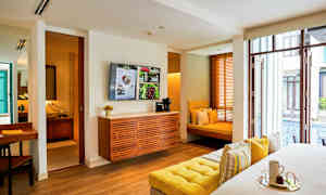 Et moderne hotellrom med sitteplasser og utsikt over et basseng. (AI-generert tekst)