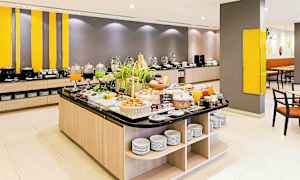 Et frokostbuffébord i en moderne spisesal. (AI-generert tekst)