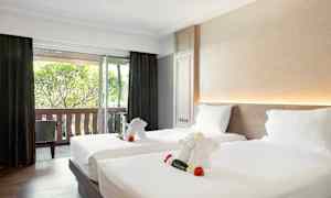 Et hotellrom med to senger, dekorert med håndkledyr som ligner små elefanter. (AI-generert tekst)