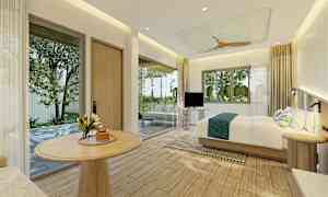 Et lyst hotellrom med en stor seng, trekledning og store vinduer med utsikt mot grønne omgivelser. (AI-generert tekst)