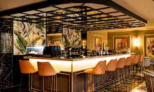 En elegant bar med sitteplasser og eksotiske mønstre på veggene. (AI-generert tekst)