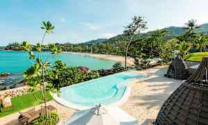 Bilde av et basseng ved stranden med utsikt over havet og frodig landskap. (AI-generert tekst)