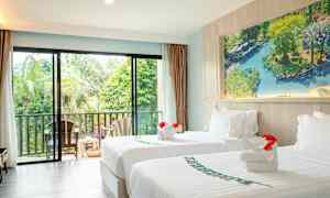 Et lyst hotellrom med to enkeltsenger og utsikt over en frodig hage. (AI-generert tekst)