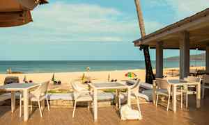 Utendørs servering nær stranden med havutsikt. (AI-generert tekst)