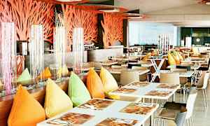 En moderne restaurant med hvite bord, fargerike puter og dekorasjoner. (AI-generert tekst)