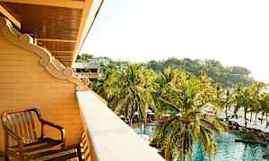 Utsikt fra en balkong over et basseng, palmetrær og en solfylt kyst. (AI-generert tekst)