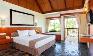 Hotellrom med en dobbeltseng, store vinduer og balkong. (AI-generert tekst)