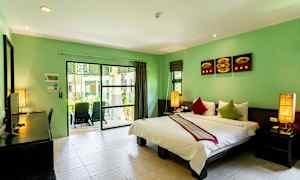 Et hotellrom med dobbeltseng og grønne vegger, samt en balkong med utsikt over grøntområder. (AI-generert tekst)