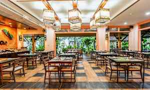 Innredning av restaurant med dekkede bord og vinduer med grøn utsikt. (AI-generert tekst)