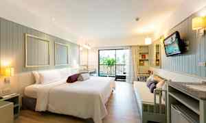 Et romslig hotellrom med moderne møbler og en balkong. (AI-generert tekst)