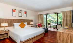 Dobbeltrom med treinnredning og balkong med utsikt. (AI-generert tekst)