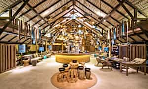 Interiør av et hotell med tretak og dekorative elementer. (AI-generert tekst)