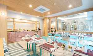 Et lyst og moderne frokostområde med bord, blå stoler og buffetområde. (AI-generert tekst)