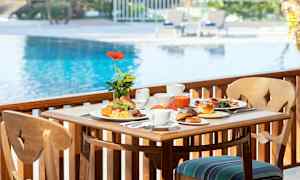 En frokost servert på et bord ved siden av et svømmebasseng. (AI-generert tekst)