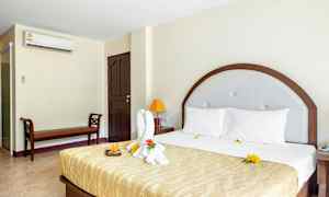 Hotellrom med en stor seng og dekorert håndkle. (AI-generert tekst)