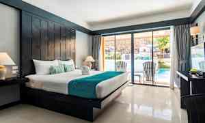 Et hotellrom med en stor seng og moderne møbler, samt utsikt mot bassengområdet gjennom glassdører. (AI-generert tekst)