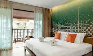 Moderne hotellrom med dobbeltseng og dekorativ vegg. (AI-generert tekst)