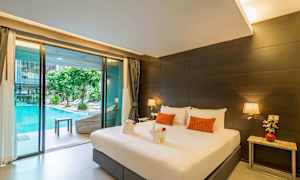 Et hotellrom med en stor seng, ved siden av et nattbord med dekorasjoner og en skyvedør av glass som fører ut til et basseng. (AI-generert tekst)