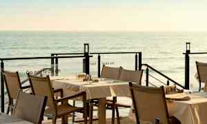 Uteservering med havutsikt. (AI-generert tekst)