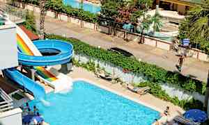 Utendørs basseng med vannsklie og solsenger. (AI-generert tekst)