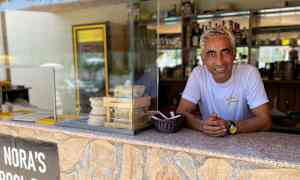 En steinbar med et skilt som sier 'Nora's Pool Bar'. (AI-generert tekst)