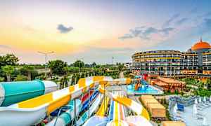 Bilde av en vannpark med vannsklier ved et ferieanlegg. (AI-generert tekst)