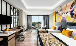 Rom med to enkeltsenger og moderne innredning. (AI-generert tekst)