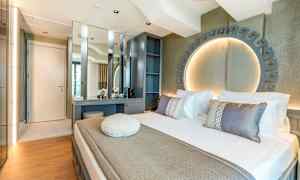 Moderne hotellrom med seng, skrivebord og dekorativ belysning. (AI-generert tekst)