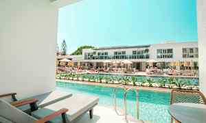 Privat bassengområde med utsikt over et moderne hotellkompleks. (AI-generert tekst)