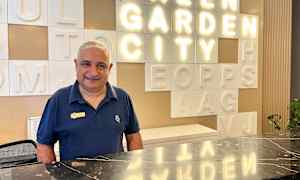 Resepsjon med en bakgrunn av opplyste bokstaver. (AI-generert tekst)