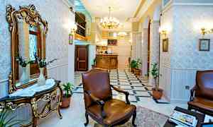 Hotellobby med elegant interiør, brun skinnstol og resepsjon. (AI-generert tekst)