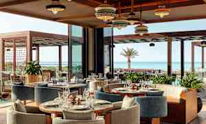 En elegant restaurant med havutsikt. (AI-generert tekst)