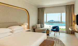 Hotellrom med utsikt mot havet og et pariserhjul. (AI-generert tekst)