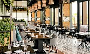 Interiør av en moderne restaurant med bord og stoler samt dekorasjoner. (AI-generert tekst)