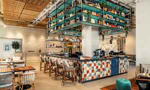 Et moderne kafé- og bardekor med fargerik møbler og dekorasjoner. (AI-generert tekst)