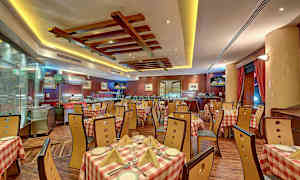 Et spiseområde med rutete duker og tremøbler, plassert i en elegant restaurant med harmonisk belysning. (AI-generert tekst)