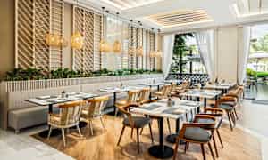 En moderne, lyst innredet restaurant med tremøbler og store vinduer som slipper inn naturlig lys. (AI-generert tekst)