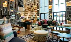 Interiør av et moderne hotell eller lounge, med sitteplasser og dekorative elementer. (AI-generert tekst)