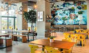 Restaurant med moderne møbler og fargerikt veggmaleri. (AI-generert tekst)