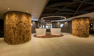 Moderne hotellobby med unik treinteriør og resepsjon. (AI-generert tekst)