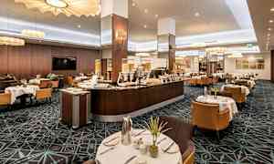 En moderne restaurant med dekkede bord og en bufféstasjon. (AI-generert tekst)